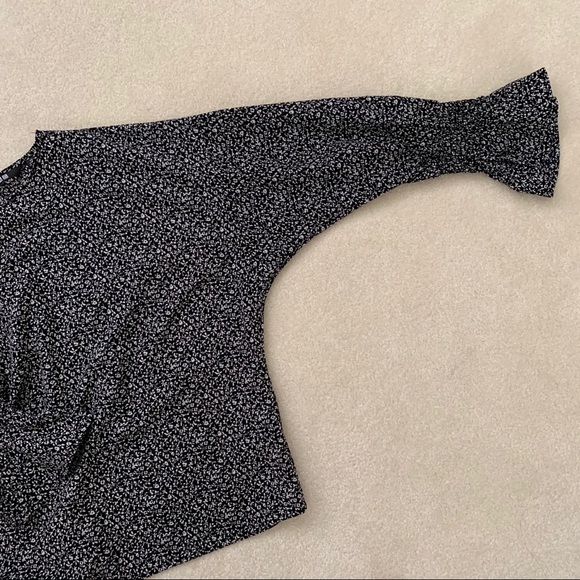 🛍 3/$30 Uniqlo Blouse with Ruched Sleeves - Picture 4 of 7